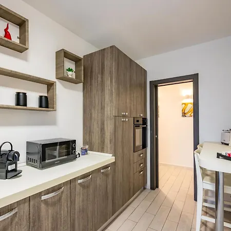 Casa Kenzo With Parking By Napoliapartments شقة